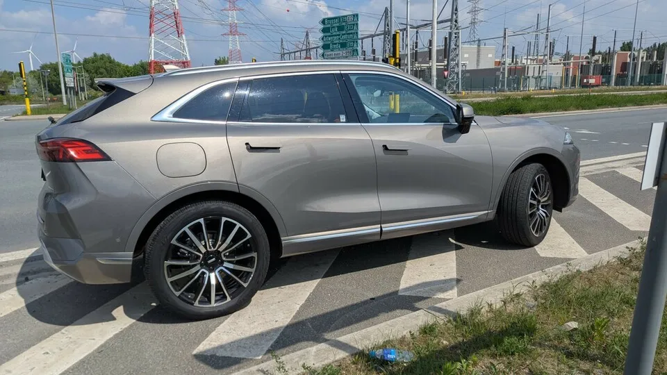 Auf unserer Testfahrt von Antwerpen nach Brügge präsentierte sich der GWM Wey 05 als echter Reichweiten-Riese. Mit bis zu 158 Kilometern lokal emissionsfreier Fahrt katapultiert er sich zudem an die Spitze der Plug-in-Hybride hierzulande